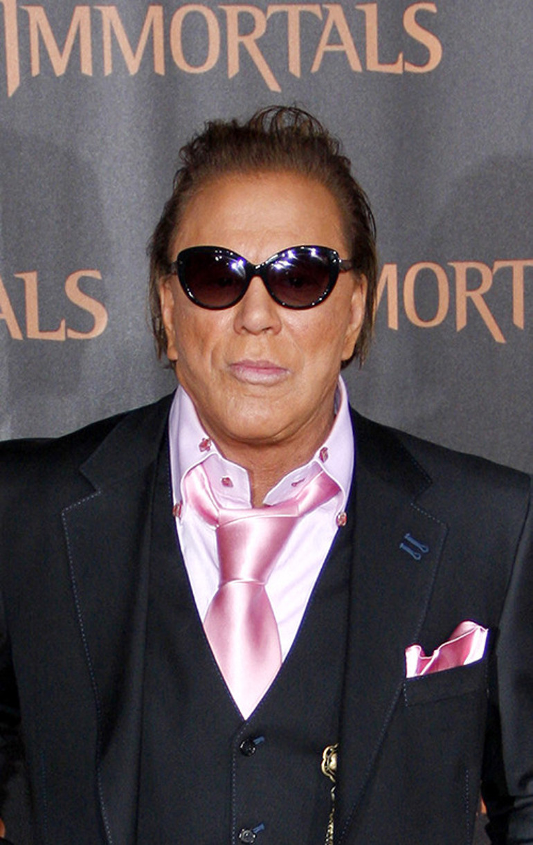 Şöhret kuyusunun karanlığı onu da yuttu... Hem parası gitti hem yakışıklılığı... Alay etmesinler diye peruk takıyormuş