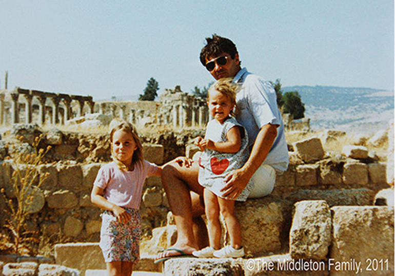 Ölümün soğuk nefesini çok yakından hissetmişti... Artık yaşlanmak bile onu mutlu ediyor... Sessiz gözyaşlarıyla çoktan barıştı