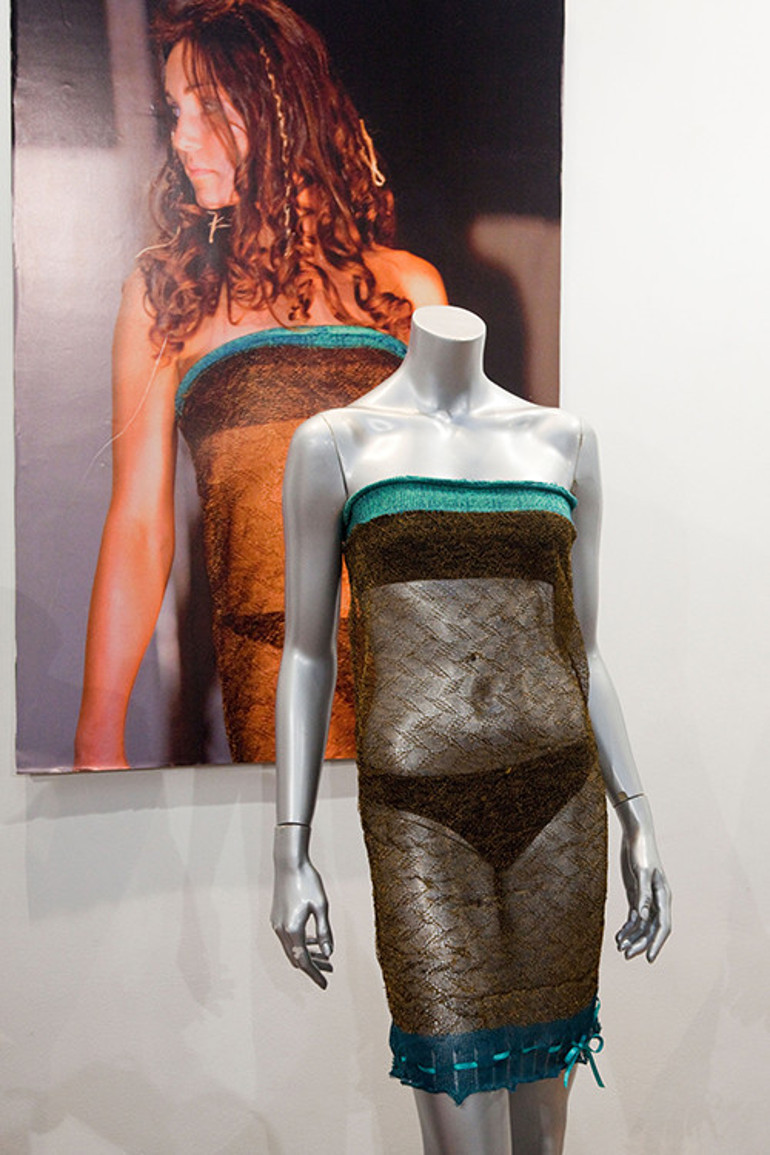 Ölümün soğuk nefesini çok yakından hissetmişti... Artık yaşlanmak bile onu mutlu ediyor... Sessiz gözyaşlarıyla çoktan barıştı