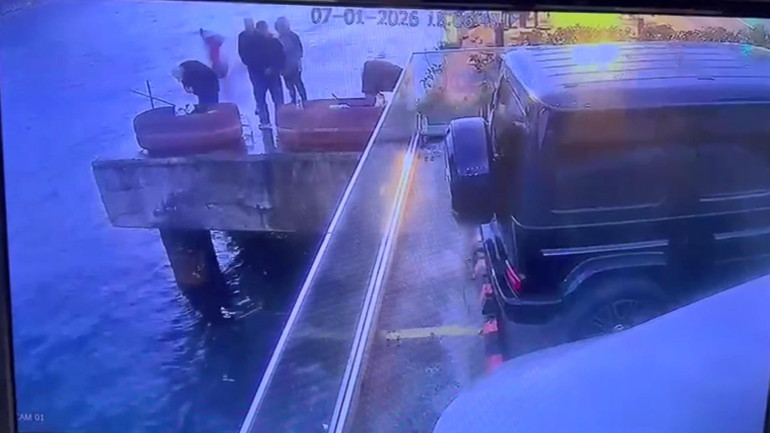 İstanbulda motosikletiyle denize düşen genç hayatını kaybetti Olay anı kamerada