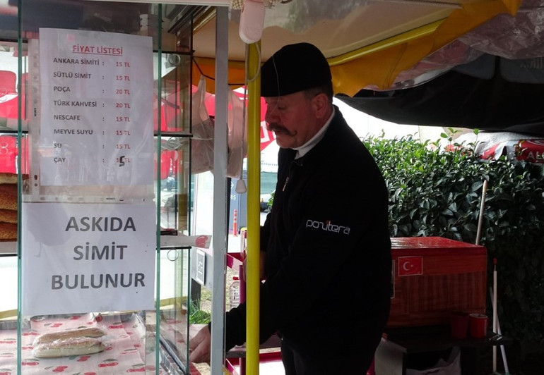 Çocuk yaşta Yeşilçama adım attı... Emektar oyuncu şimdi simit satarak geçimini sağlıyor