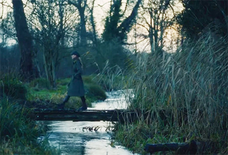 Ölümün soğuk nefesini çok yakından hissetmişti... Artık yaşlanmak bile onu mutlu ediyor... Sessiz gözyaşlarıyla çoktan barıştı