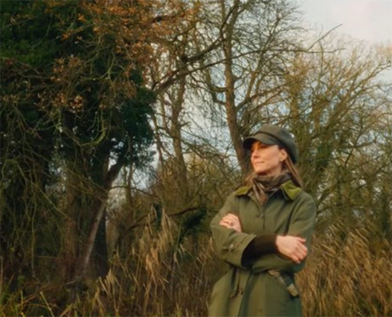 Ölümün soğuk nefesini çok yakından hissetmişti... Artık yaşlanmak bile onu mutlu ediyor... Sessiz gözyaşlarıyla çoktan barıştı