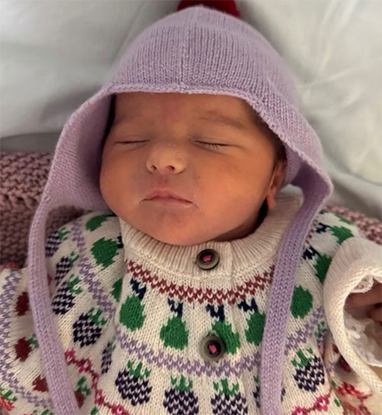 Ünlü şarkıcı üçüncü kez dede oldu