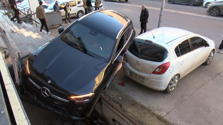  Park halindeki otomobile çarpıp merdivene çıktı