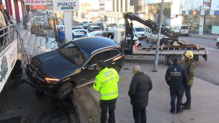  Park halindeki otomobile çarpıp merdivene çıktı