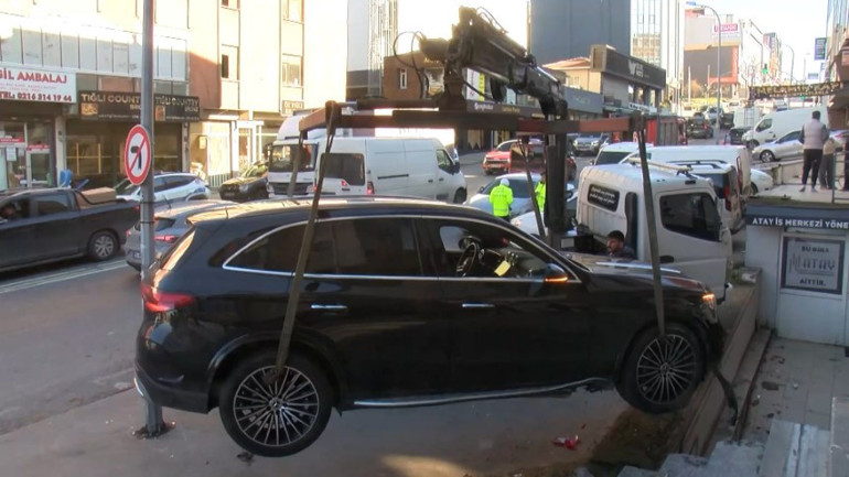  Park halindeki otomobile çarpıp merdivene çıktı