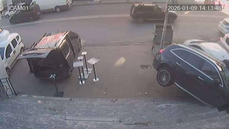  Park halindeki otomobile çarpıp merdivene çıktı