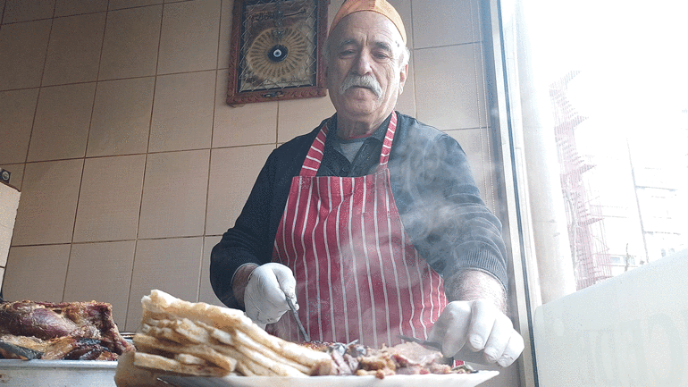 62 yıldır aynı yöntemle tandır kebabı yapıyor