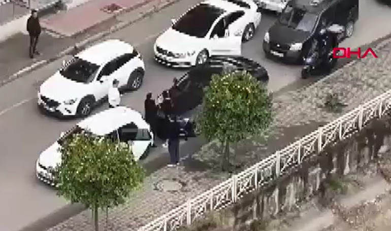 Boşanma aşamasındaki eşine dehşeti yaşattı… Trafikte darp edip defalarca aracına çarptı, o anlar kameraya böyle yansıdı