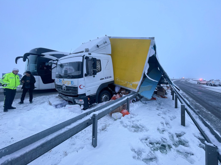 Karsta yolcu otobüsü kazasında 9 kişi yaralandı