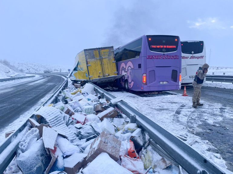 Karsta yolcu otobüsü kazasında 9 kişi yaralandı