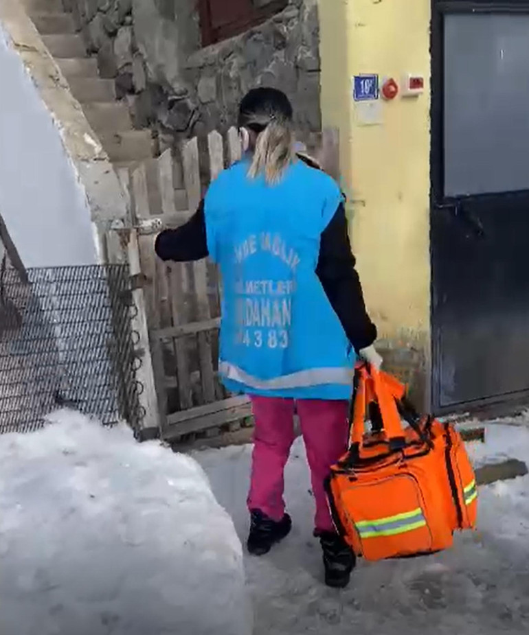 Sağlıkçılar Ardahanda kar kış demeden evlerdeki hastalara ulaşıyorlar