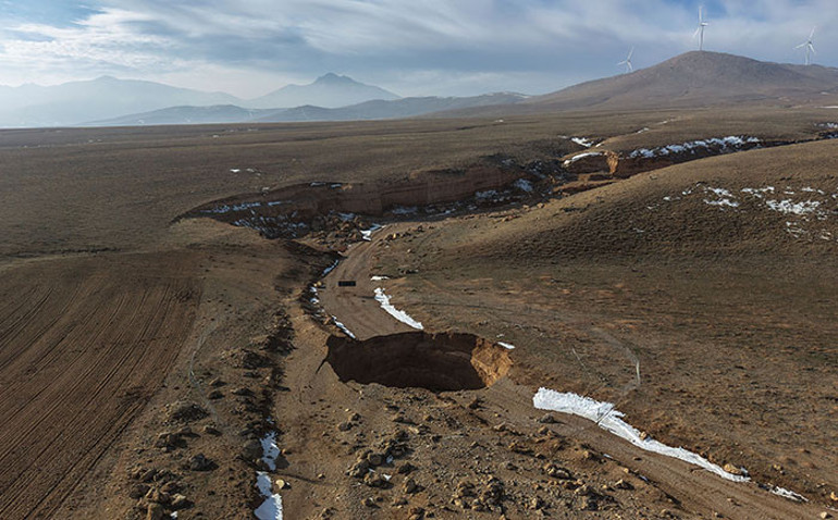 Bu ilk değil: Kent merkezine 30 kilometre mesafede oluştu Uzman uyardı: Titreşimden dolayı devam edecek