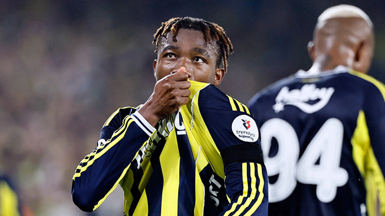 Süper Kupadaki Galatasaray derbisi öncesi Fenerbahçede flaş gelişme Yıldız futbolcu gece yarısı özel uçakla İstanbula geldi