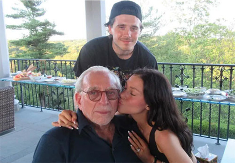 Güzelliği kadar serveti de çekici gelmiş... Karısının yanında yoksul kaldı, vicdanına sığındı