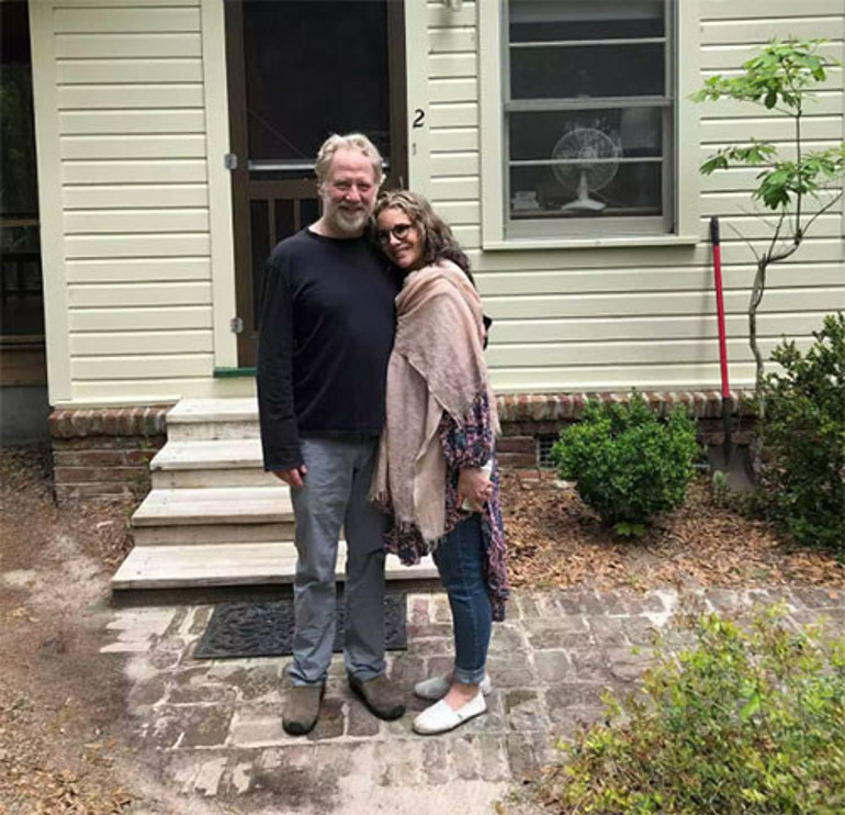 Çiftliğinde hayat kuran ünlü oyuncuya şok: Kocası tacizle suçlanıyor... Bütün dünyası başına yıkıldı