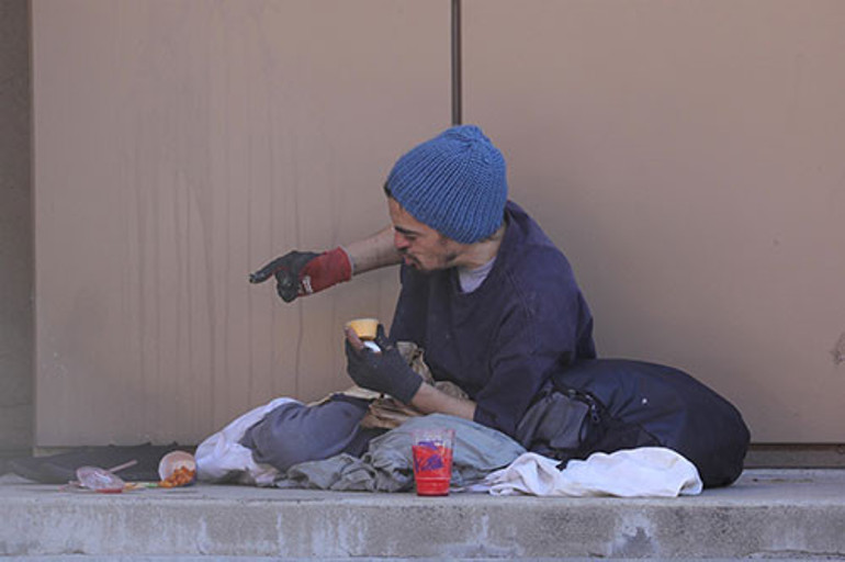 Onun için beslenen son umut da soldu... Eski oyuncu yine sokaklara döndü: Bir kenarda öylece tükenip gidecek