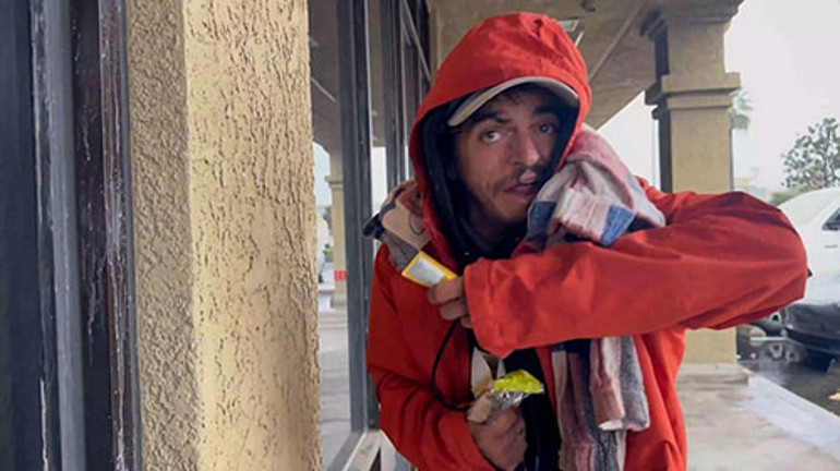 Onun için beslenen son umut da soldu... Eski oyuncu yine sokaklara döndü: Bir kenarda öylece tükenip gidecek