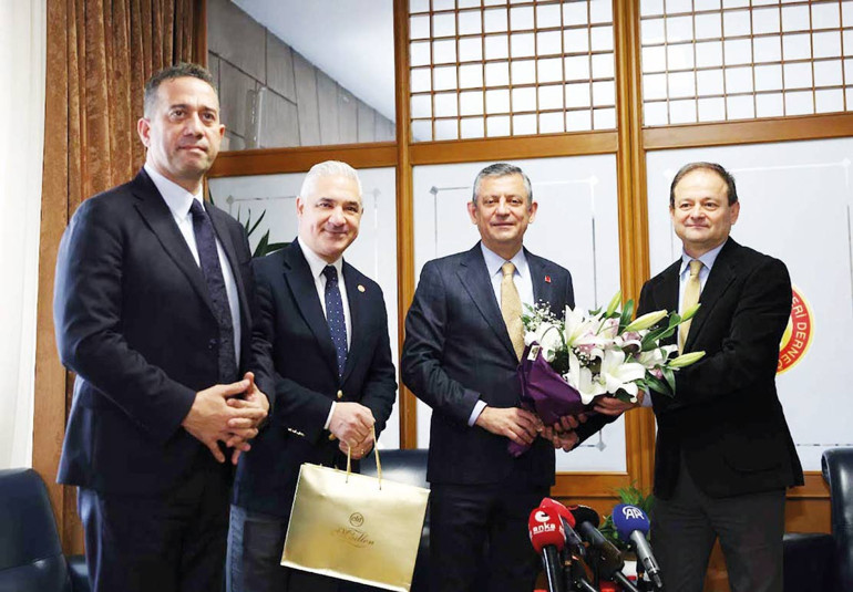 Özgür Özel ‘Meclis Nöbeti’nde: Emekliyle alay ediyorlar