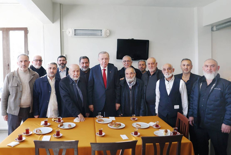 Cumhurbaşkanı Erdoğan’dan gazetecilere çay-simitli kutlama