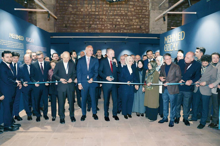 Cumhurbaşkanı Erdoğan’dan gazetecilere çay-simitli kutlama