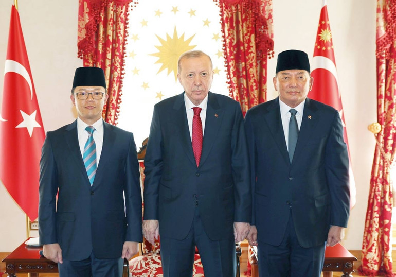 Cumhurbaşkanı Erdoğan’dan gazetecilere çay-simitli kutlama