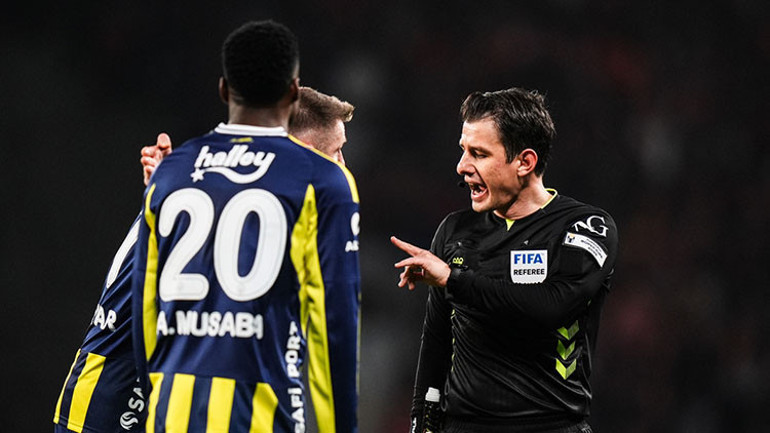 Fenerbahçenin Galatasaray derbisindeki tartışmalı penaltı pozisyonunu Fırat Aydınus değerlendirdi Son noktayı koydu