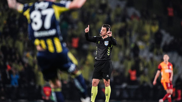 Fenerbahçenin Galatasaray derbisindeki tartışmalı penaltı pozisyonunu Fırat Aydınus değerlendirdi Son noktayı koydu