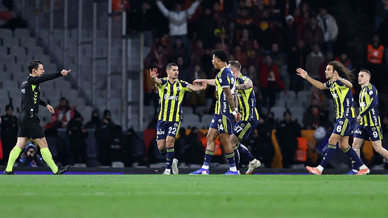 Fenerbahçenin Galatasaray derbisindeki tartışmalı penaltı pozisyonunu Fırat Aydınus değerlendirdi Son noktayı koydu