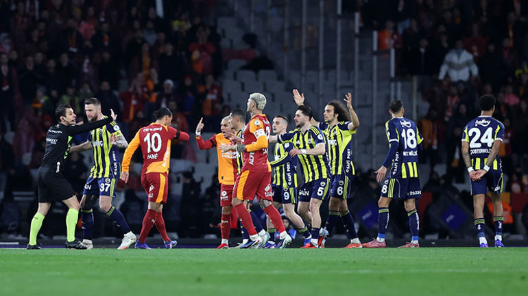 Fenerbahçenin Galatasaray derbisindeki tartışmalı penaltı pozisyonunu Fırat Aydınus değerlendirdi Son noktayı koydu