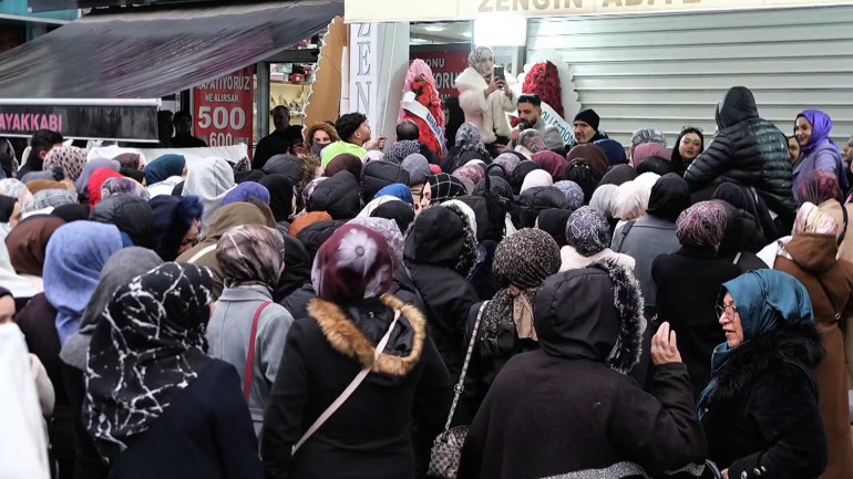 Sultangazide mağaza açılışında izdiham