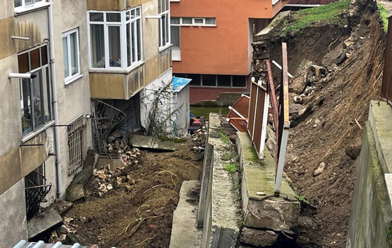 İstinat duvarı çöktü, 2 bloklu bina tahliye edildi