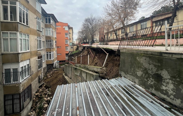 İstinat duvarı çöktü, 2 bloklu bina tahliye edildi