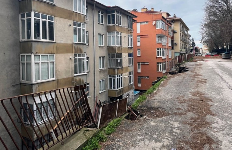 İstinat duvarı çöktü, 2 bloklu bina tahliye edildi