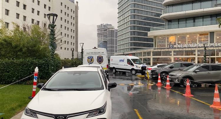 Danışmaya bırakılan kargo paketi patladı