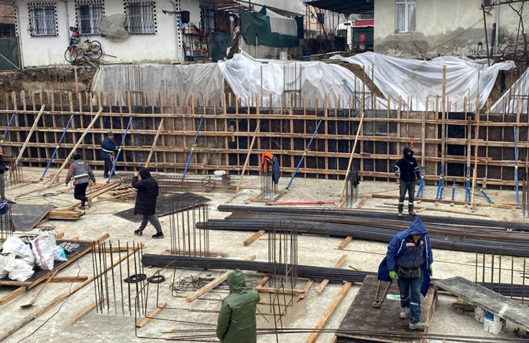 İnşaat temelinin yanındaki 3 binanın bahçesinde toprak kayması; 25 kişi tahliye edildi