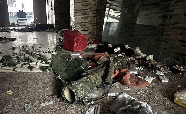 Lav silahı, roketatar, tüfek, el bombaları... YPG/SDG hastaneyi karargaha çevirmiş! -
                      1. Resim