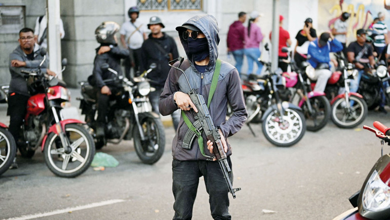 İşbirlikçi ve ABD’li arıyorlar... Maduro yanlısı gruplar Caracas’ta sokağa indi