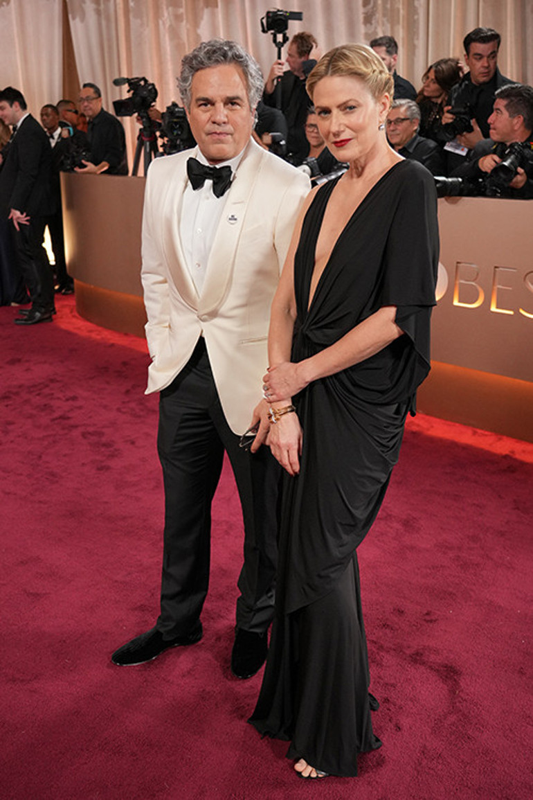 Yeni gelin kırmızı halıda: Gösterişli düğünden sonra ilk kez