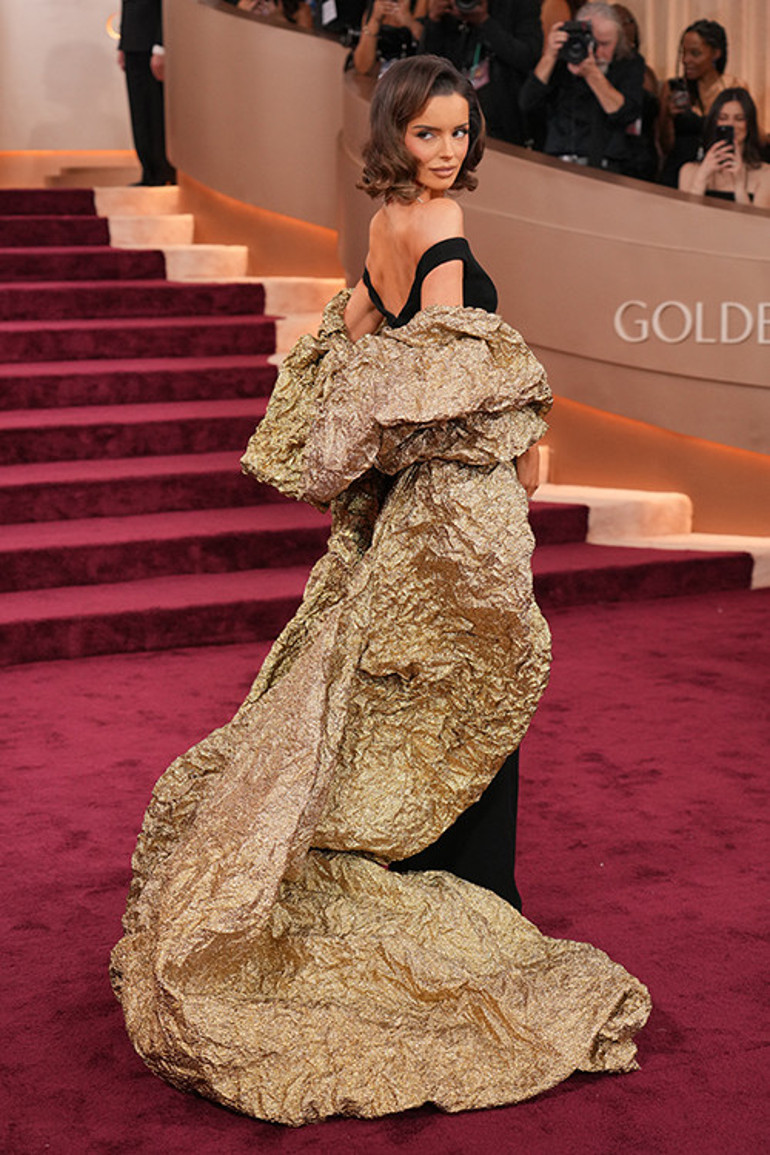 Yeni gelin kırmızı halıda: Gösterişli düğünden sonra ilk kez