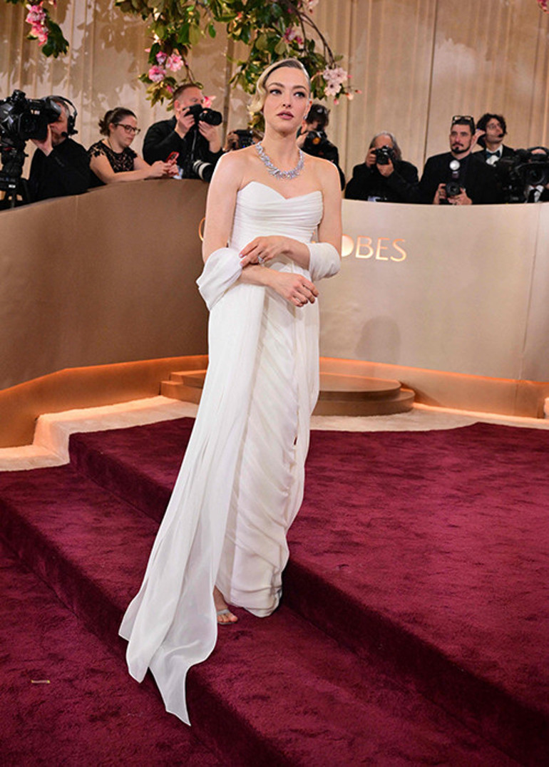 Yeni gelin kırmızı halıda: Gösterişli düğünden sonra ilk kez