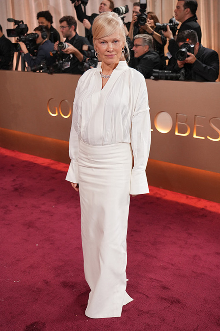 Yeni gelin kırmızı halıda: Gösterişli düğünden sonra ilk kez