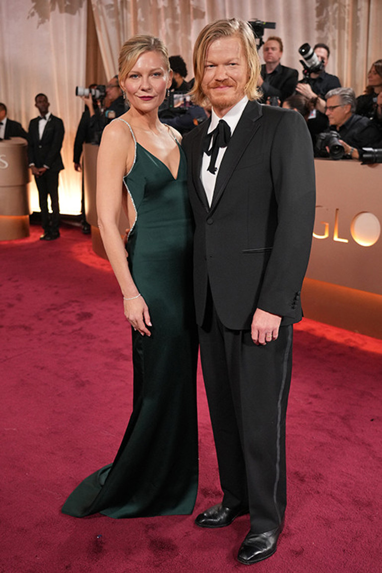 Yeni gelin kırmızı halıda: Gösterişli düğünden sonra ilk kez