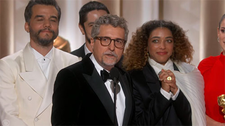 Bebeklerim, bebeklerim diye ağladı, ilk ödülünü aldı: İşte Altın Kürede en iyiler