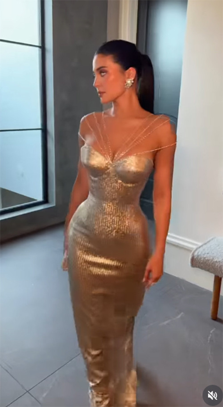 Altın kıyafetiyle sevgilisi onu yanına almadı... Daha geçen hafta sahneden aşkını haykırmıştı