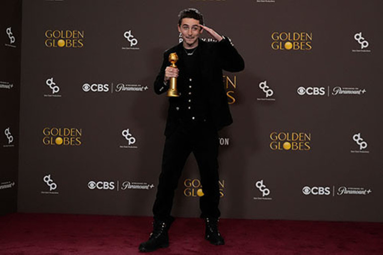 Altın kıyafetiyle sevgilisi onu yanına almadı... Daha geçen hafta sahneden aşkını haykırmıştı