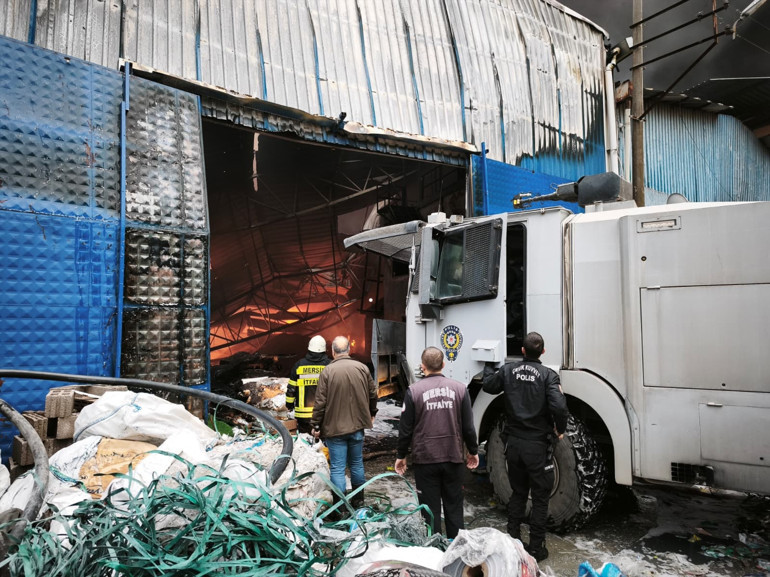 Mersinde geri dönüşüm tesisinde yangın Çok sayıda ekip sevk edildi