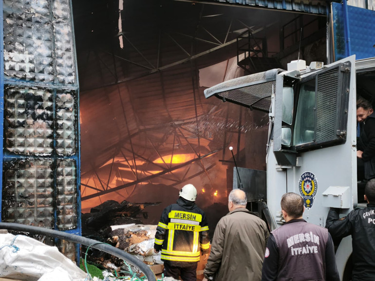 Mersinde geri dönüşüm tesisinde yangın Çok sayıda ekip sevk edildi