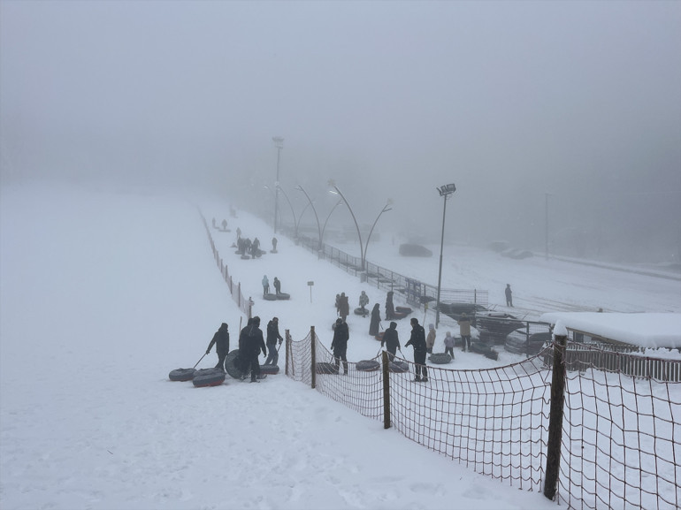 Kocaeli'de kış turizm merkezi Kartepe’ye gelen tatilciler, şambrellerle kayıp kar topu oynayarak karın keyfini çıkardı.